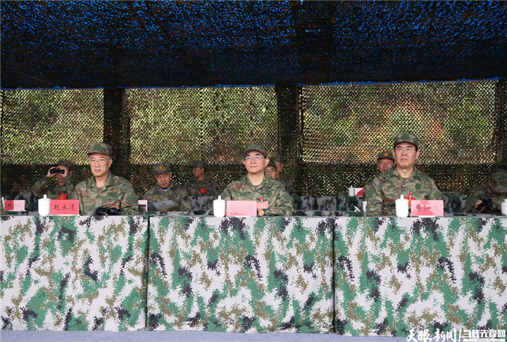 （審定）DPCL8664-2 - ----2024年7月31日，省委書記、省人大常委會(huì)主任、省軍區(qū)黨委第一書記徐麟，省委副書記、省長(zhǎng)、省國(guó)防動(dòng)員委員會(huì)主任李炳軍，省政協(xié)主席趙永清，省委副書記、省委政法委書記時(shí)光輝等集體參加“八一”軍事日活動(dòng)。圖為省黨政軍領(lǐng)導(dǎo)觀摩應(yīng)急救援、對(duì)抗射擊等活動(dòng)。貴州日?qǐng)?bào)天眼新聞?dòng)浾?杜朋城 攝影.jpg