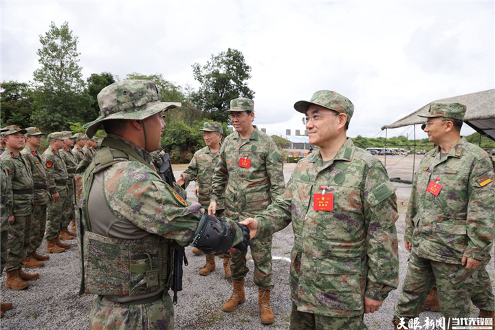 （審定）DPCL8988-2 - ----2024年7月31日，省委書記、省人大常委會(huì)主任、省軍區(qū)黨委第一書記徐麟，省委副書記、省長(zhǎng)、省國(guó)防動(dòng)員委員會(huì)主任李炳軍，省政協(xié)主席趙永清，省委副書記、省委政法委書記時(shí)光輝等集體參加“八一”軍事日活動(dòng)。圖為徐麟與官兵親切握手。貴州日?qǐng)?bào)天眼新聞?dòng)浾?杜朋城 攝影.jpg